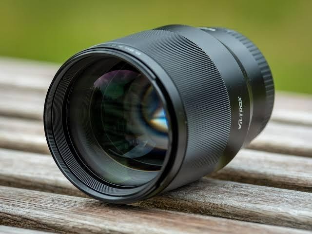 Передня лінза Viltrox AF 85mm f/1.8 II Z з багатошаровим просвітленням та різьбою під світлофільтр 72 мм на дерев'яній поверхні