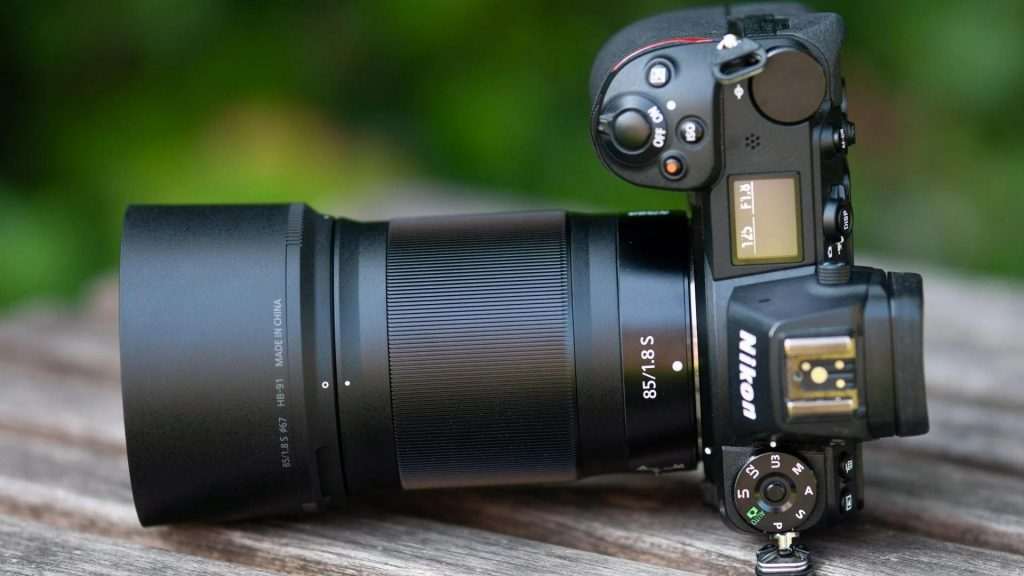 Об'єктив Nikon NIKKOR Z 85mm f/1.8 S з циліндричною блендою HB-91 на увімкненій камері Nikon Z з параметрами f/1.8 на верхньому дисплеї
