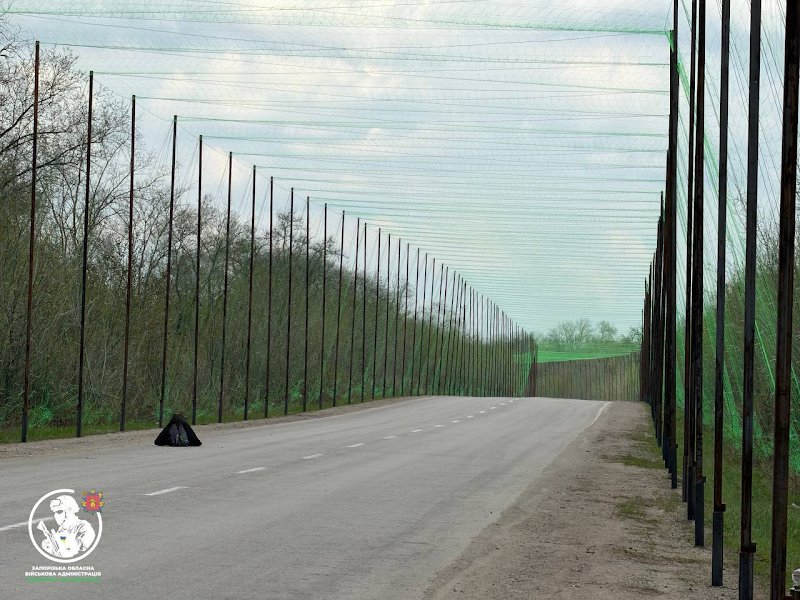 Антидроновий коридор із сіткою над дорогою в Запорізькій області