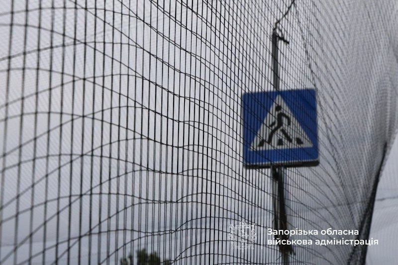 Двошарова антидронова сітка, натягнута над вулицею в Запоріжжі